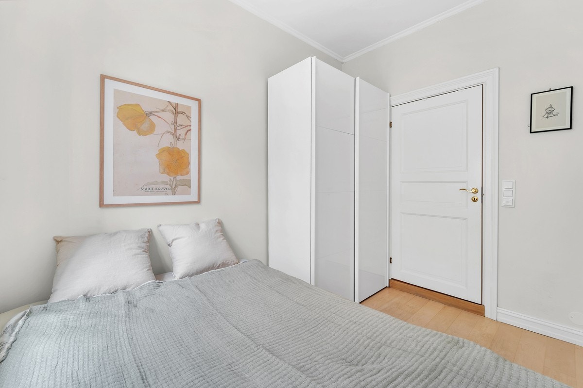 På soverommet er det plass til en god seng, samt garderobeinnredning Galleribilde