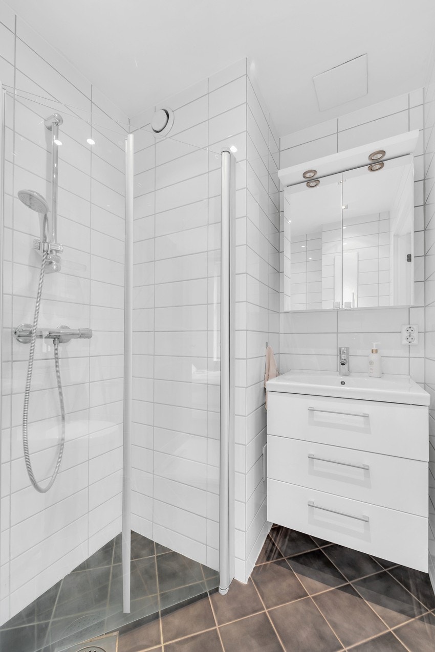 Badet er fra 2009 og har flis på vegger og gulv, videre er det spotter i tak. Galleribilde