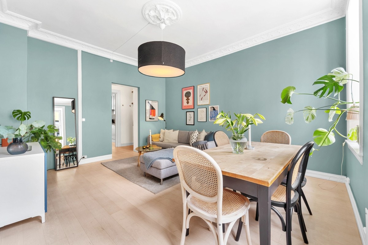 Stuen er luftig og har godt med naturlig lys gjennom de store vindusflatene. Galleribilde