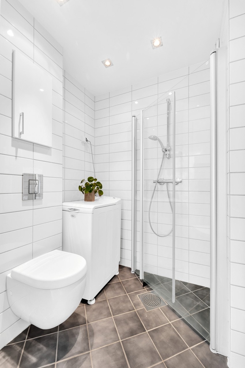 Badet er innredet med bl.a vegghengt toalett, servanskap med nedfelt servant, innfellbare dusjvegger og vegghengt speil. Det er også opplegg for vaskemaskin på badet. Galleribilde