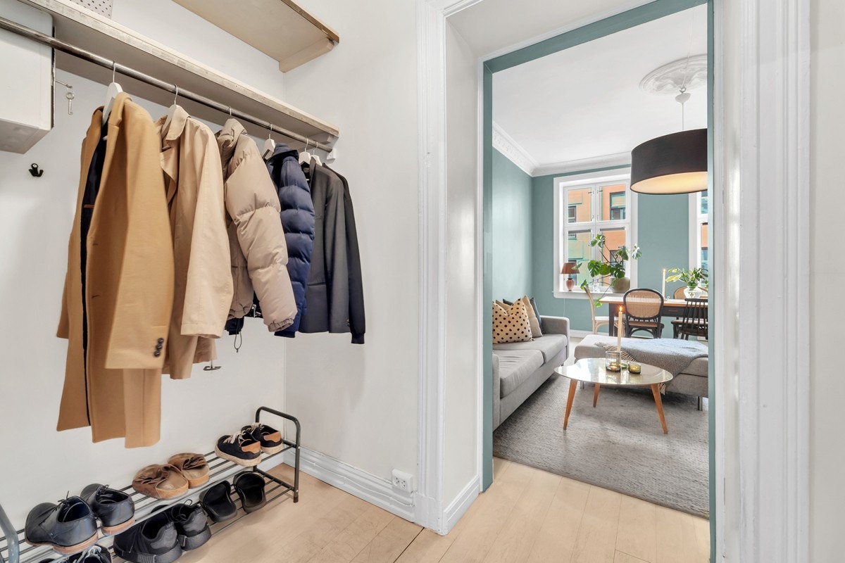 I entrè er det rikelig med plass til å henge fra seg yttertøy. Galleribilde