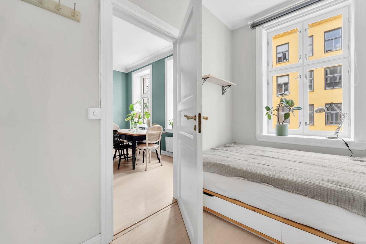 Fra stuen er det adkomst inn til soverom og bad. Galleribilde