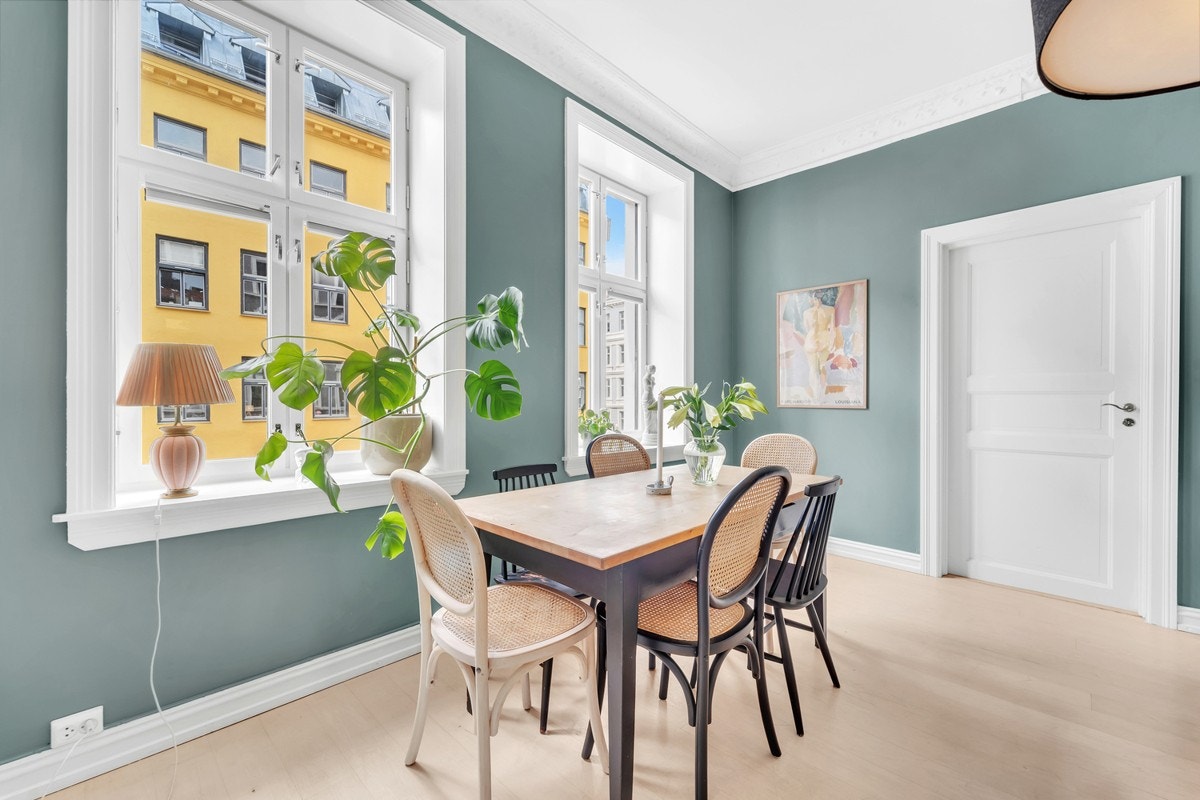 I stuen er det god plass til både sofa- og spisbordsinnredning Galleribilde