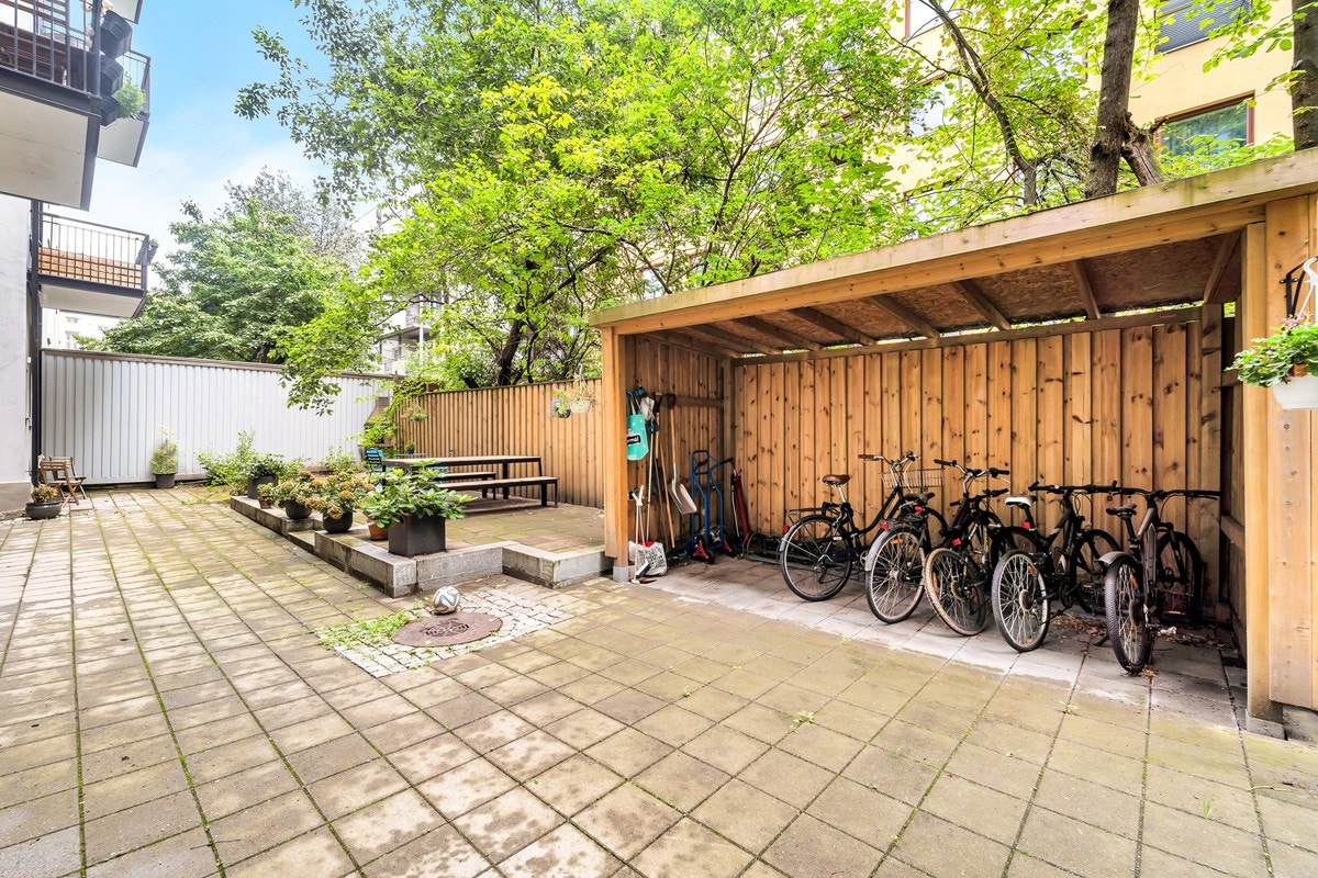 Det er sykkelparkering i bakgården Galleribilde