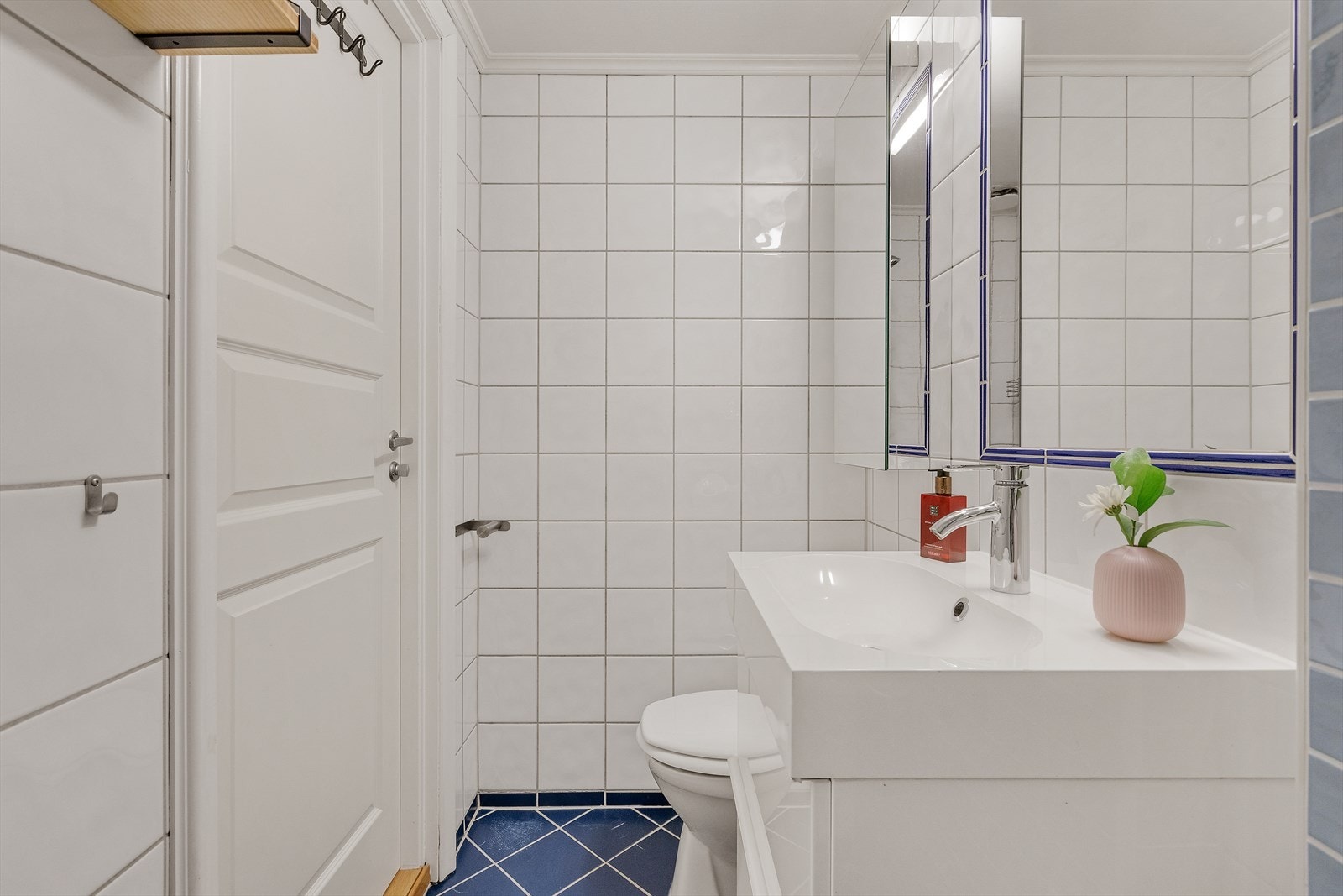 Badet har innredning med nedfelt servant, toalett og
dusjvegger/hjørne. Galleribilde