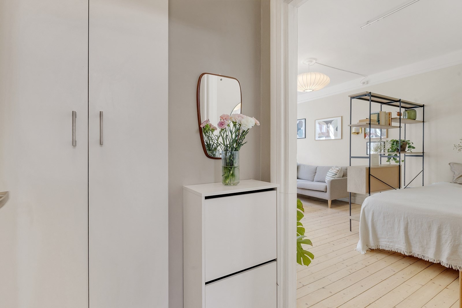 Rikelig med oppbevaringsplass i entrèen. Galleribilde