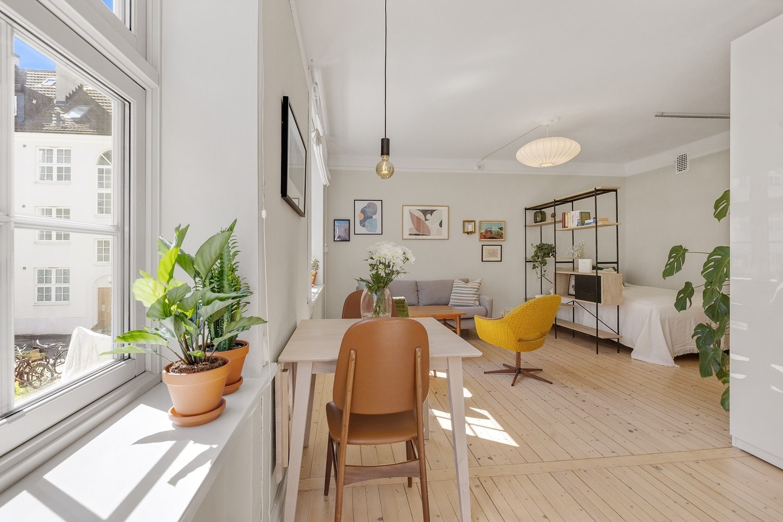 Dette er en luftig, lys og lettstelt leilighet i høy 1. etasje. Galleribilde