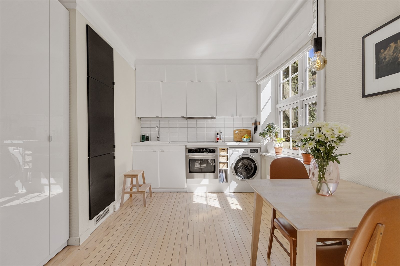 Lyst og pent kjøkken med mye skap- og benkeplass. Kjøkkenet har innredning med glatte fronter. Benkeplaten er av laminat.
Det er integrert kjøl/fryseskap, platetopp og stekeovn. Galleribilde