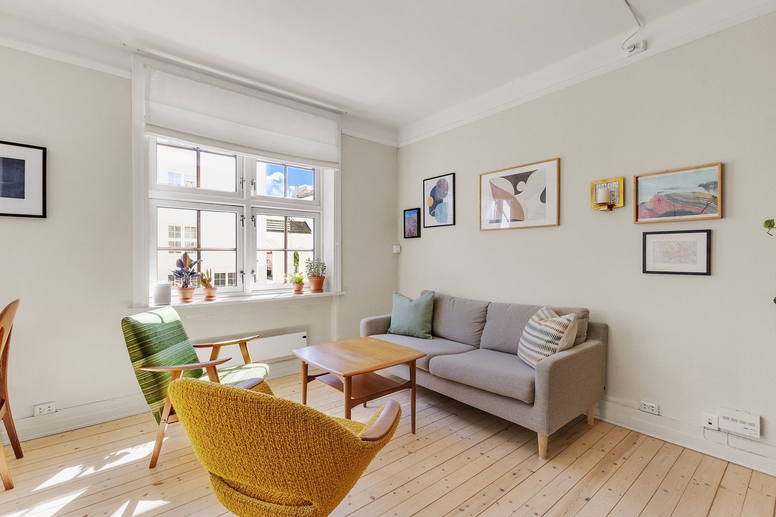 Stuens størrelse byr på flere møbleringsmuligheter Galleribilde