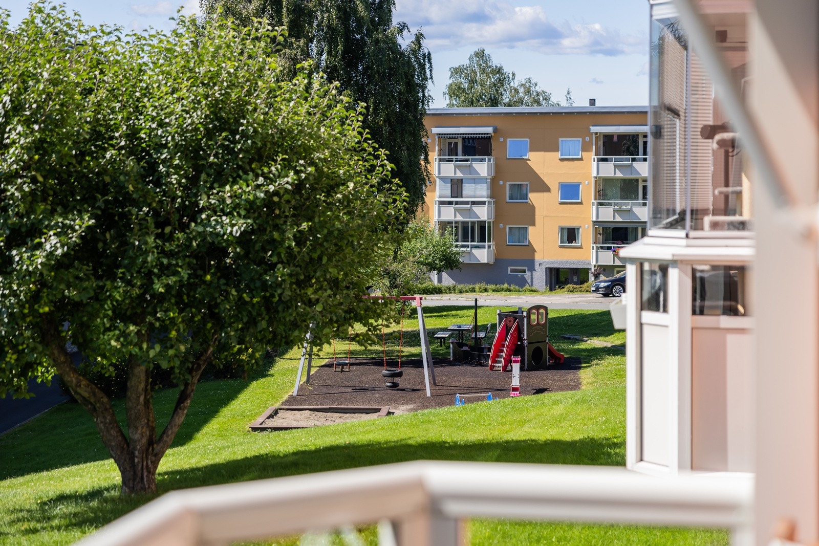 Herfra ser man ut mot flotte grønne fellesområder. Lekeplass i umiddelbar avstand. Galleribilde
