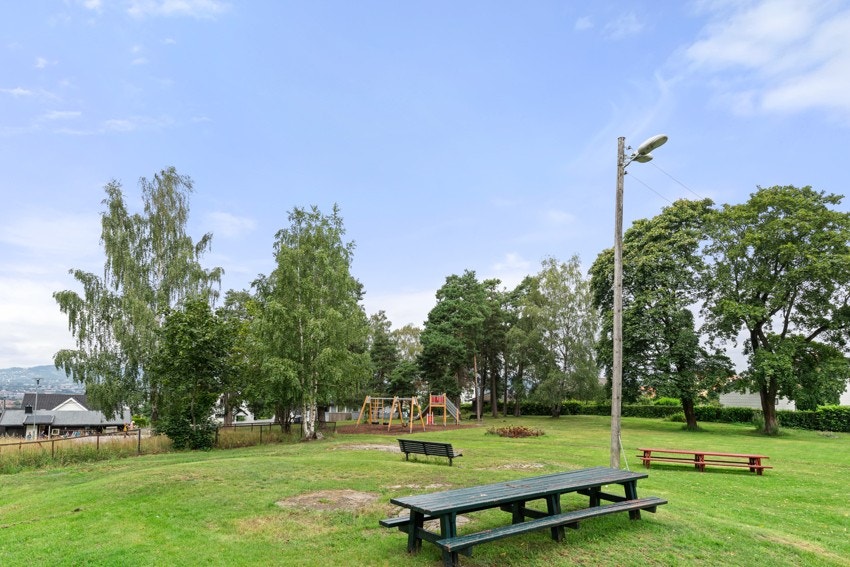 Kort gange til to store parkområder. Høyenhallparken avbildet. Galleribilde
