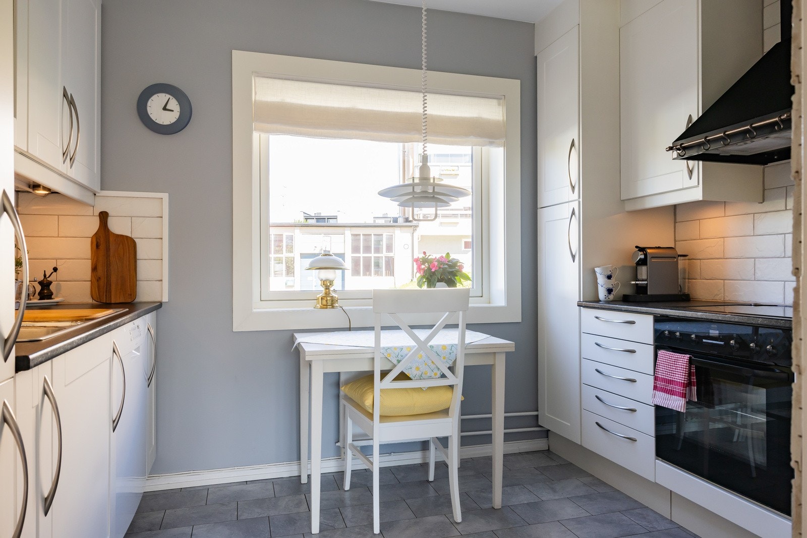 Pent kjøkken fra Designa. Kjøkkenet er nymalt i 2024. Lys under overskapene fra 2024. Ny lampe med heis over kjøkkenbord medfølger. Galleribilde
