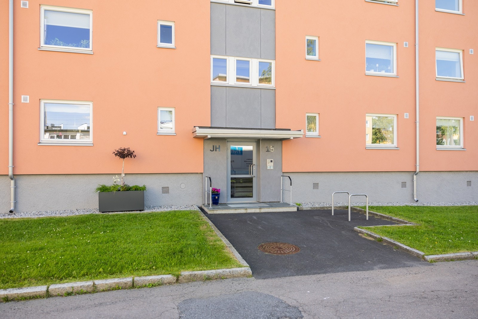 Boligen ligger i et veletablert og godt bomiljø på Manglerud/Høyenhall. kort tid til sentrum med t-bane/buss, som er i nærheten. og det tar deg kun 35 minutter å gå til byen. Dette er et rolig og familievennlig boligområde med gode oppvekstsvilk Galleribilde
