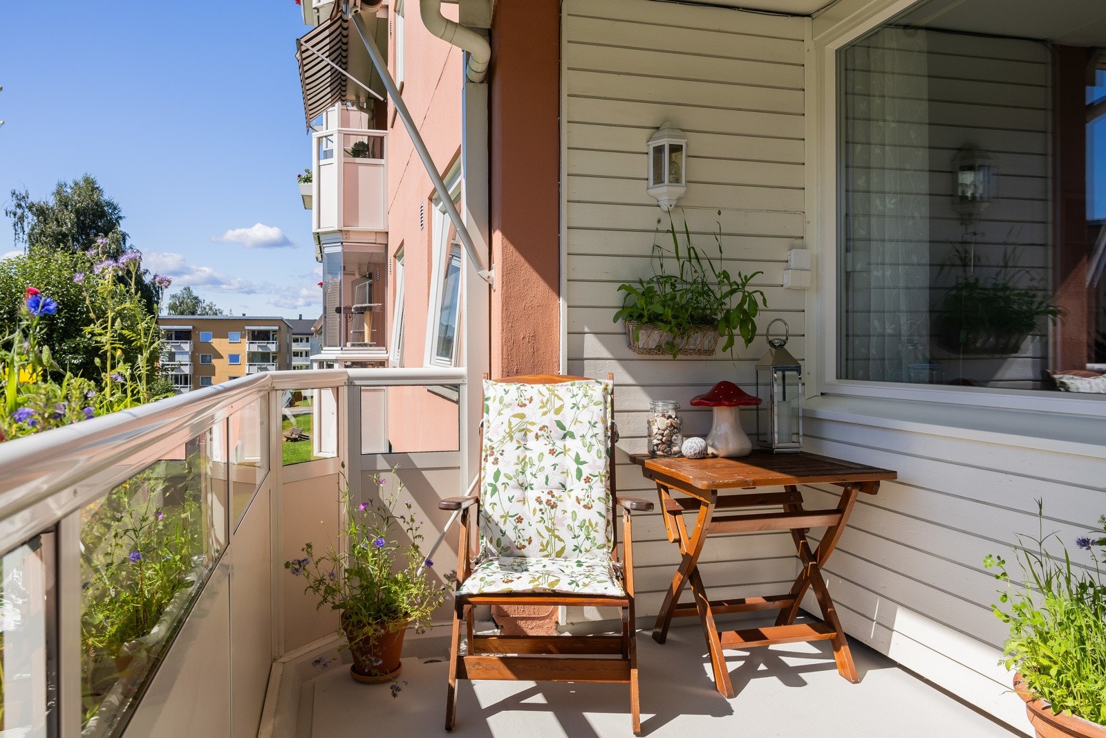 God plass til å sole seg, møblere og ha planter, samt gassgrill (tillatt i borettslaget). Galleribilde