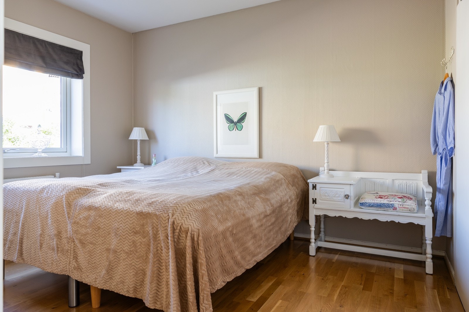 Stort hovedsoverom med fin plass til dobbeltseng. Galleribilde