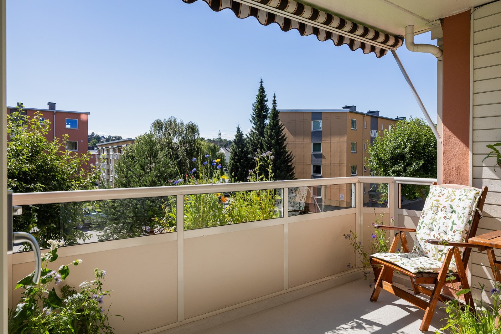 Syd/- vestvendt balkong på ca. 7 m² med optimale solforhold. Galleribilde