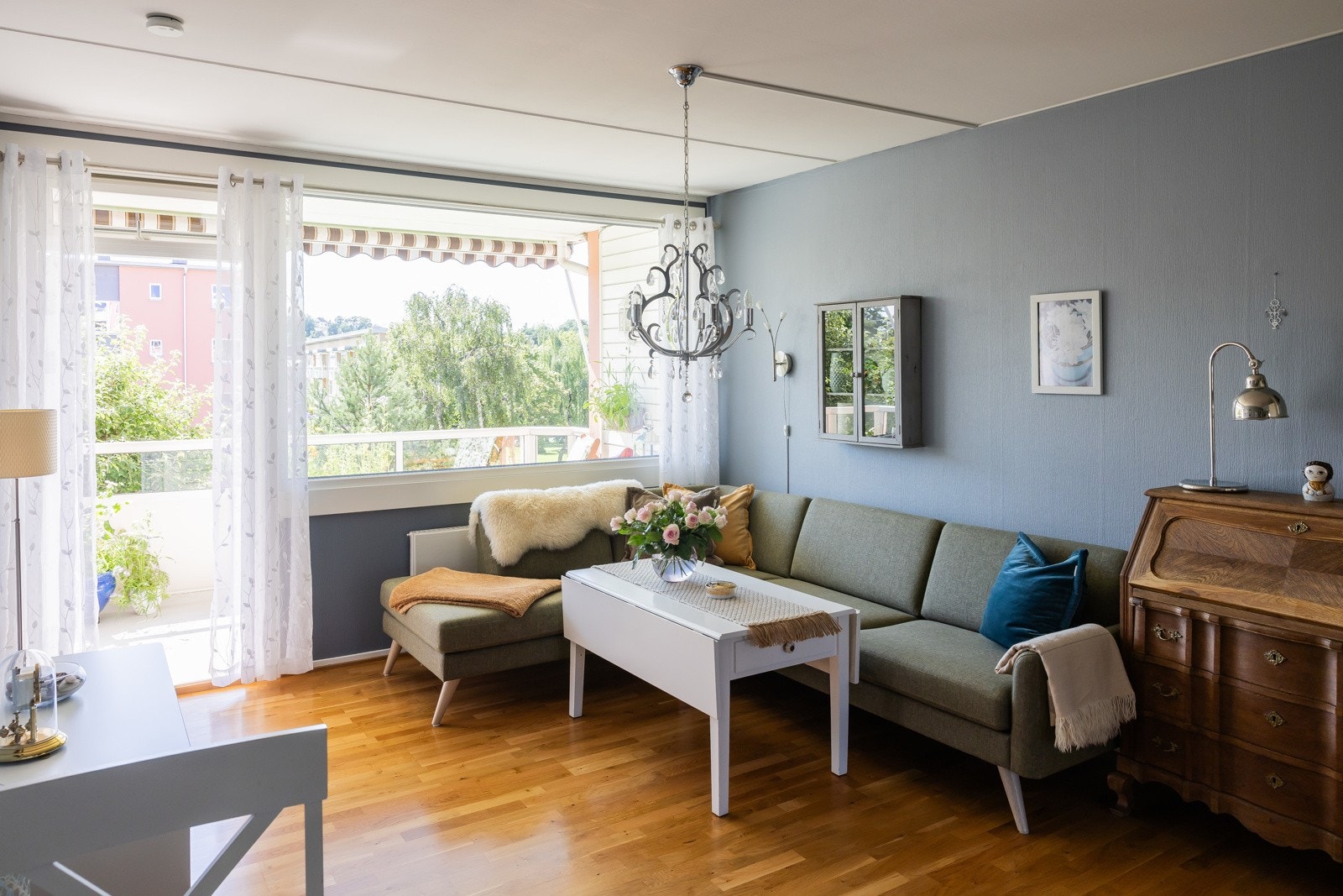 God plass til stor sofa, bord, TV og mediemøbel i stuen. Galleribilde
