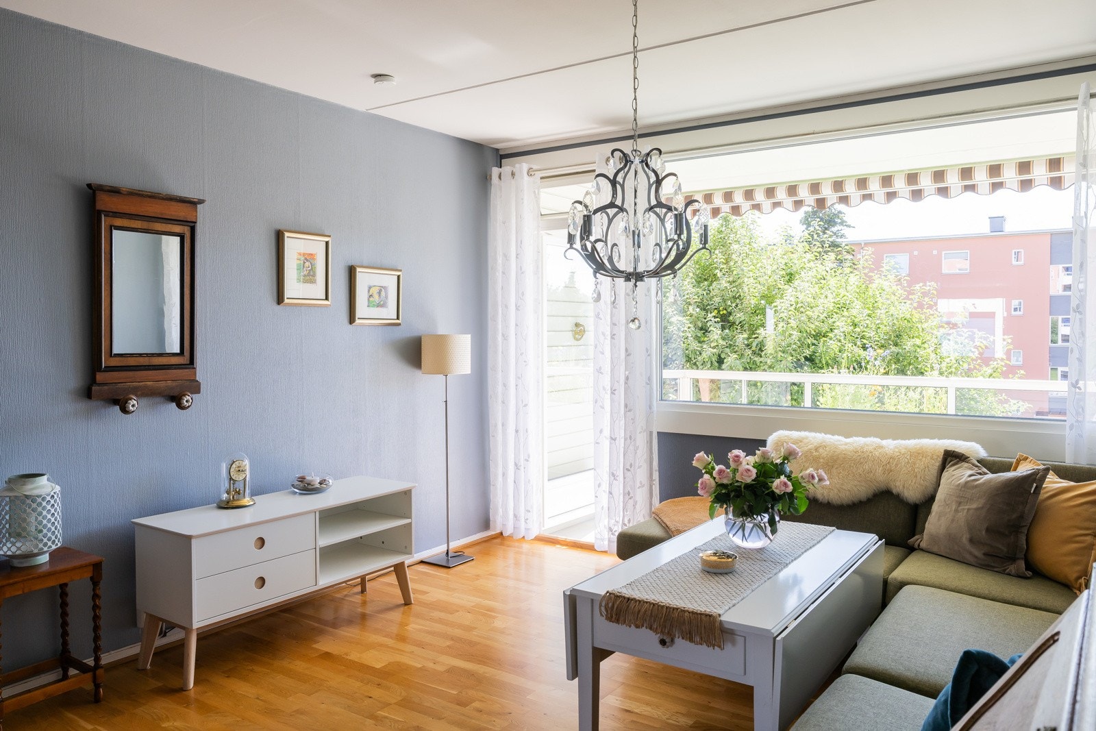 Utgang til solrik, overbygget balkong. Galleribilde