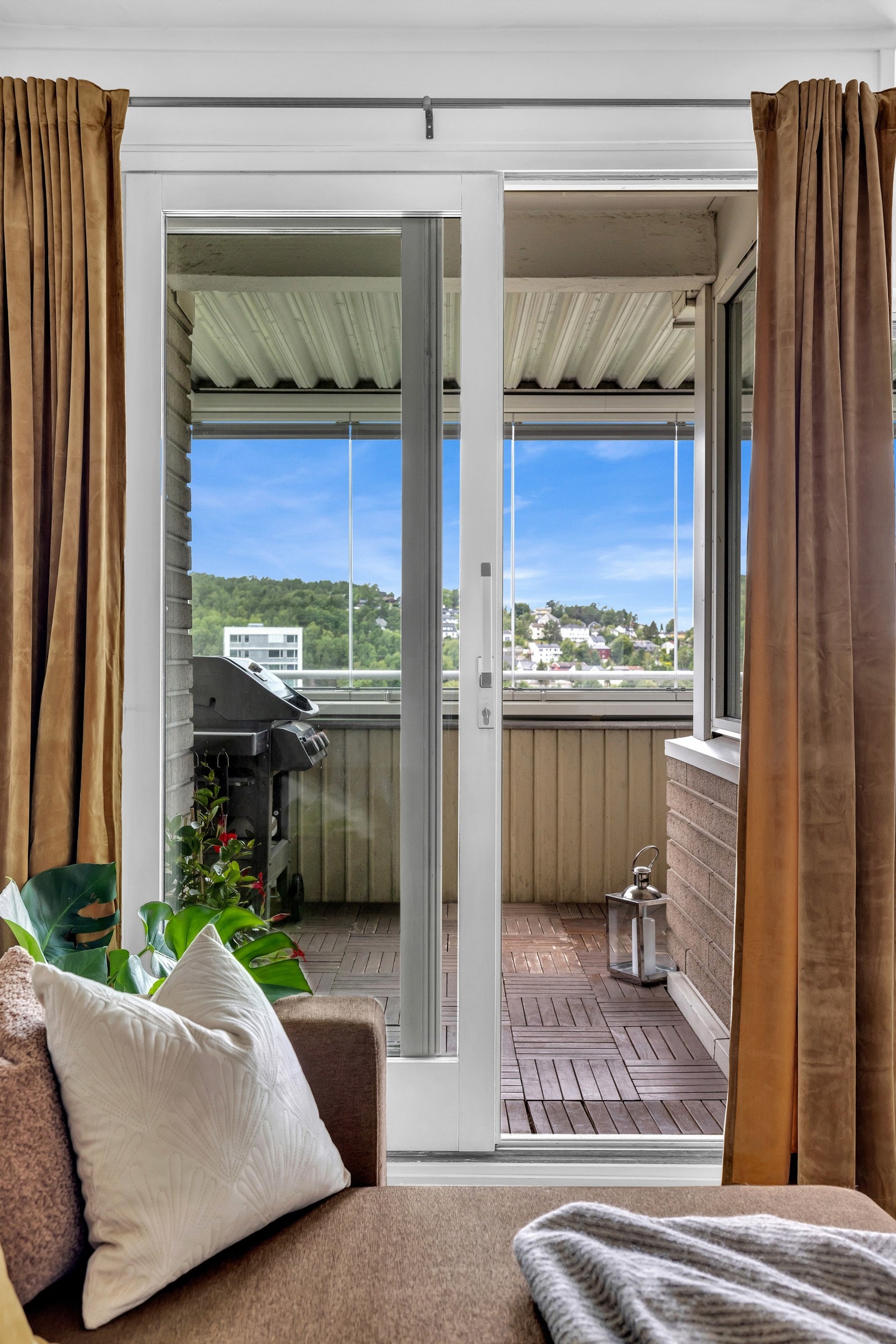 Stue med utgang til vestvendt innglasset balkong. Galleribilde