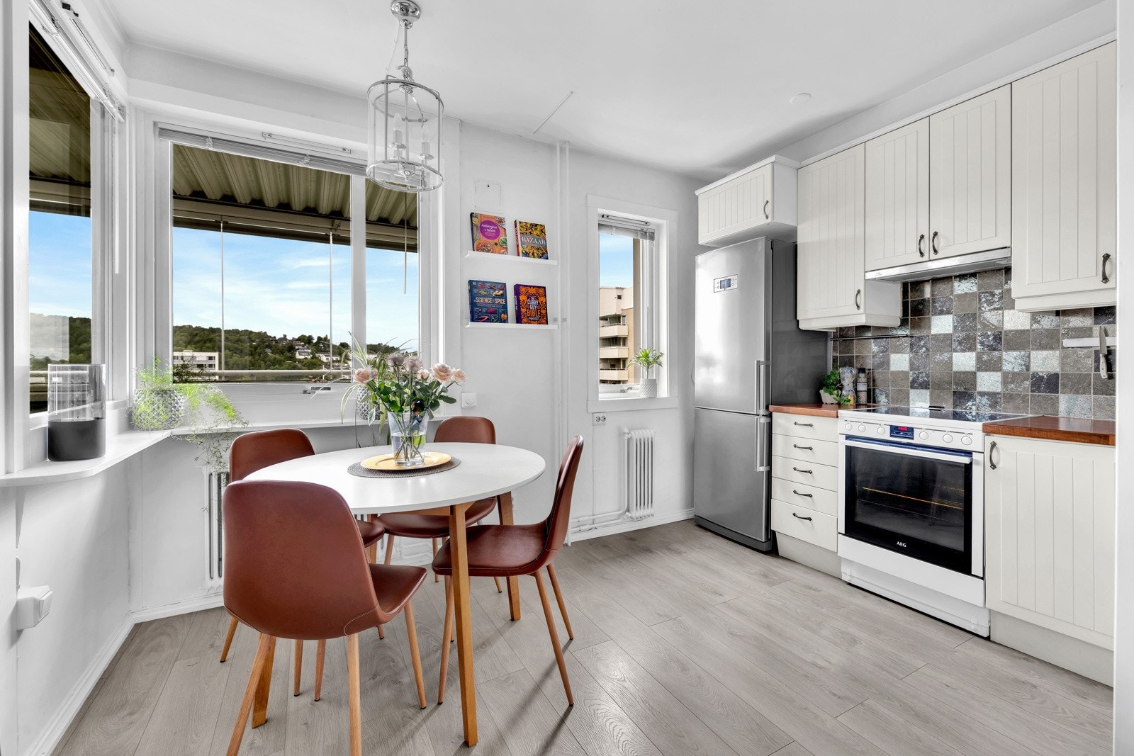 Du får god plass til å innrede med et spisebord mellom stue/kjøkken. Galleribilde