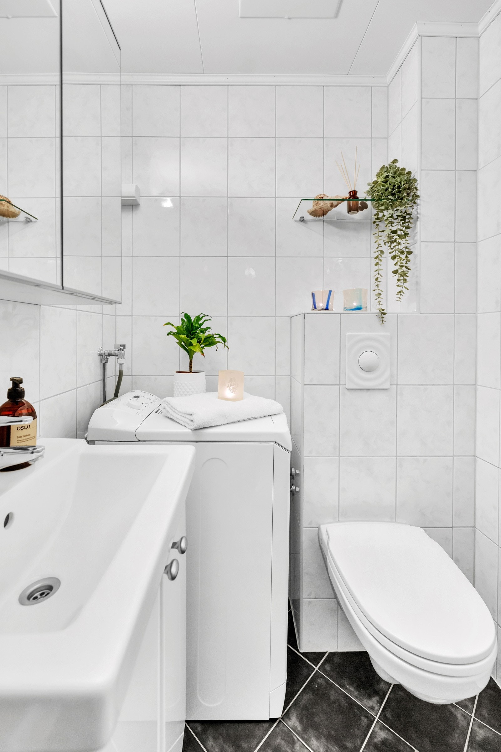 Varmekabler i gulv og opplegg for vaskemaskin. Vaskemaskinen medfølger. Galleribilde