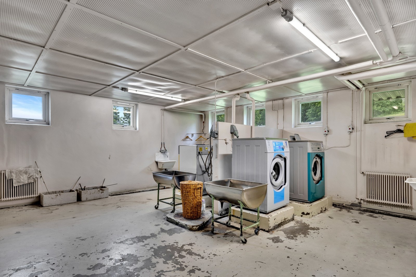 Borettslaget har 9 fellesvaskerier som betjenes med magnetkort. Galleribilde