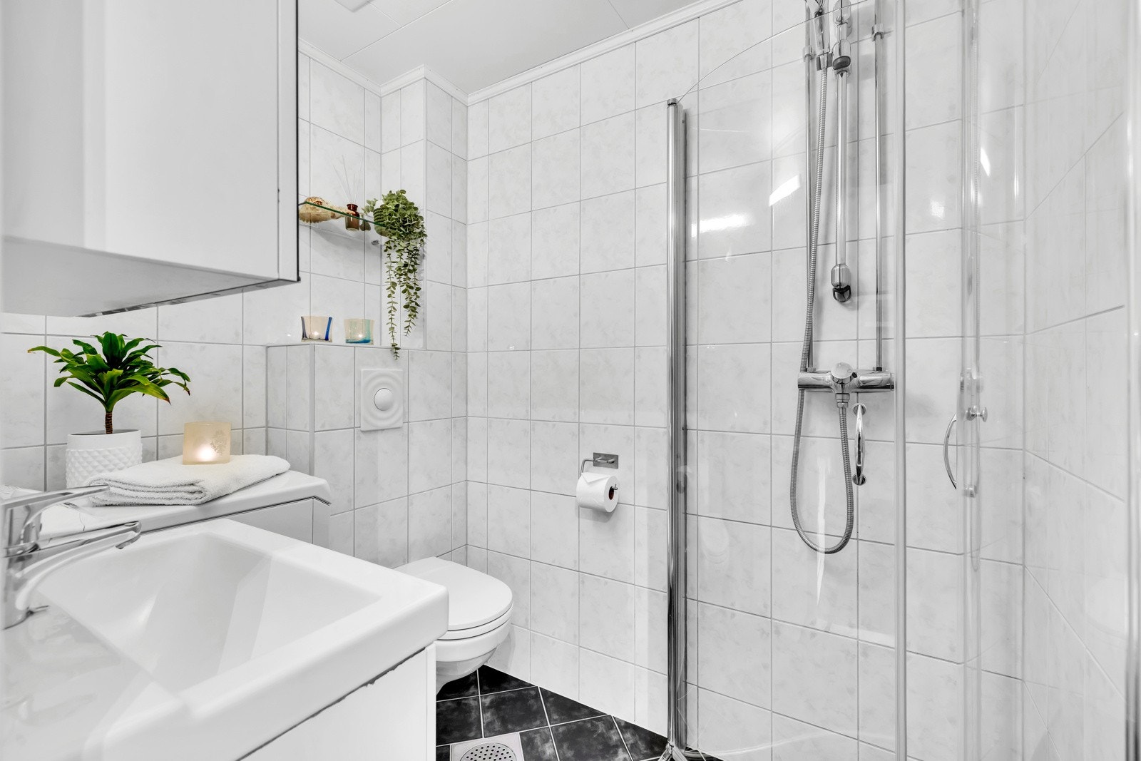 Baderom oppusset i regi av borettslaget i 2006. Galleribilde