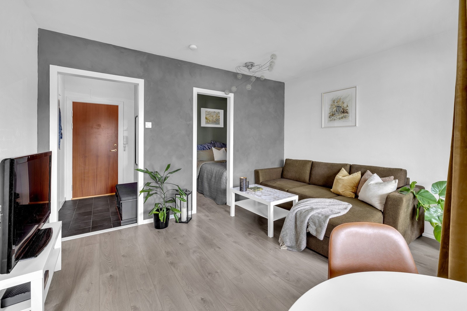 Fyring, varmtvann og tv/internett inkludert i fellesutgiftene. Lave strømutgifter. Galleribilde