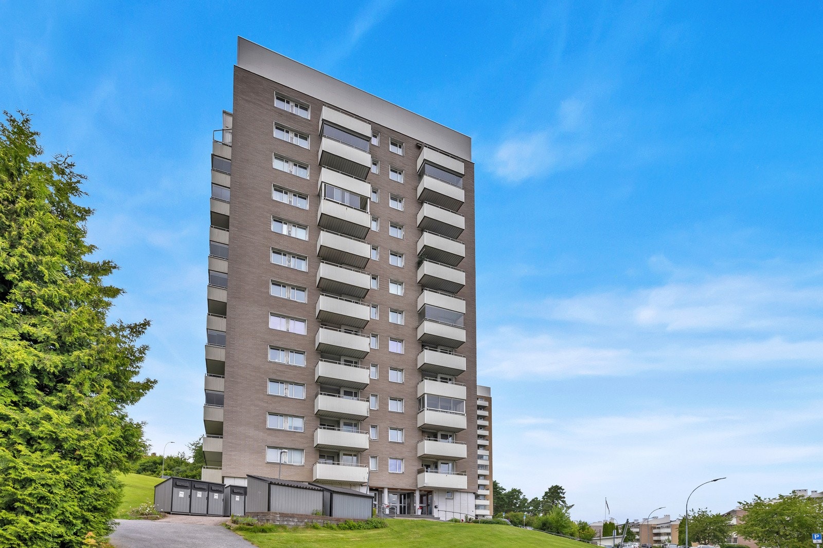 Leiligheten ligger i 11.etasje. Borettslaget består av 551 leiligheter fordelt på 17 bygninger. Galleribilde