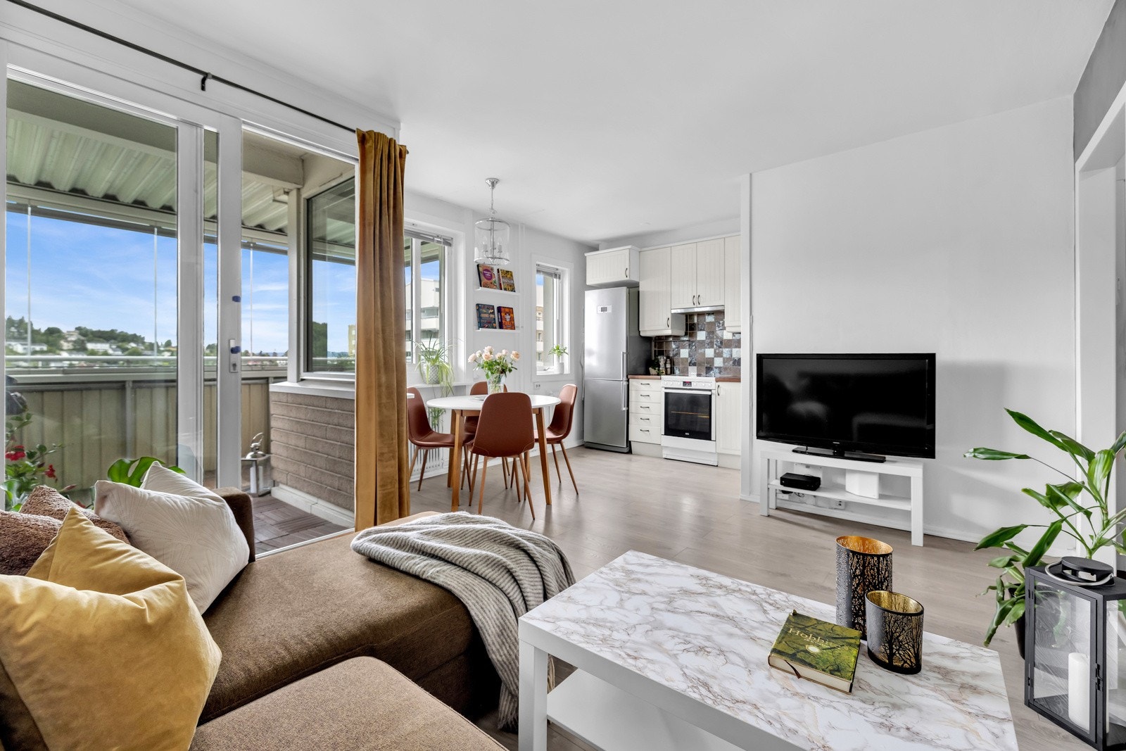 Pen og tiltalende bolig med store, fine vinduer som slipper inn rikelig med lys. Galleribilde