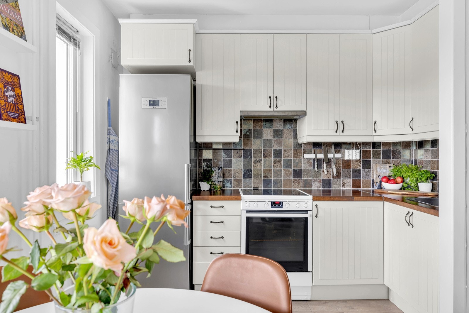 Ikea kjøkkeninnredning med profilerte hvite skapfronter. Galleribilde