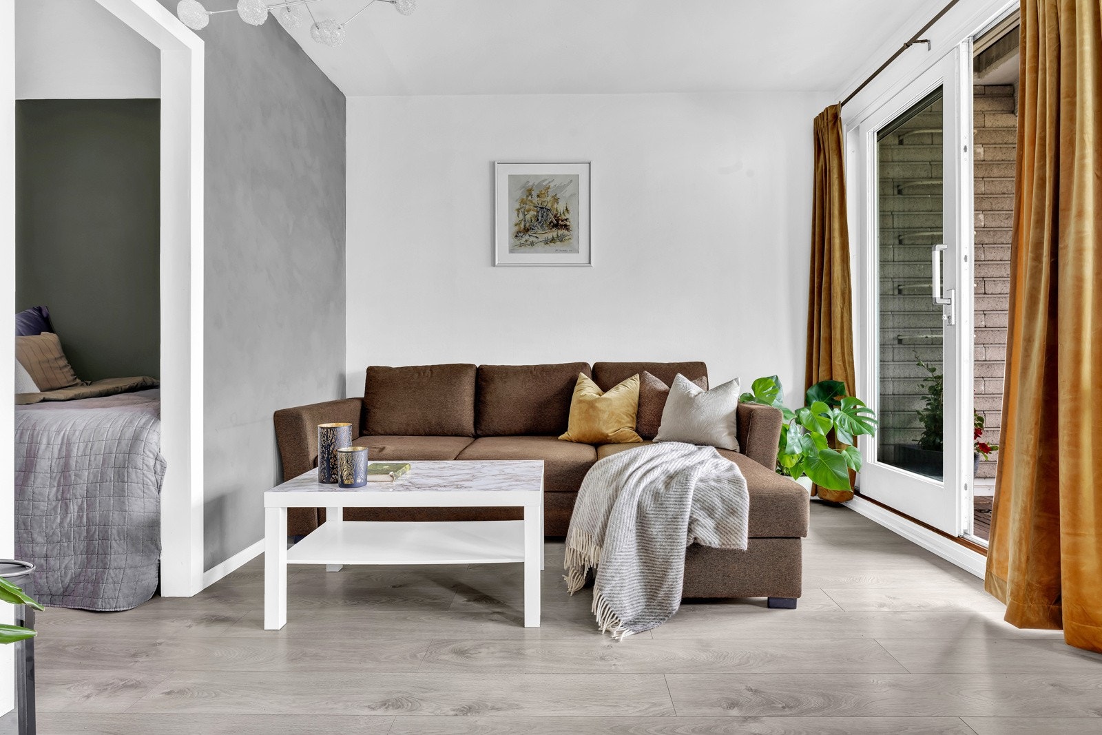 Lettvegg mellom alkove og stue ble satt opp og malt med kalkmaling i 2019. Galleribilde