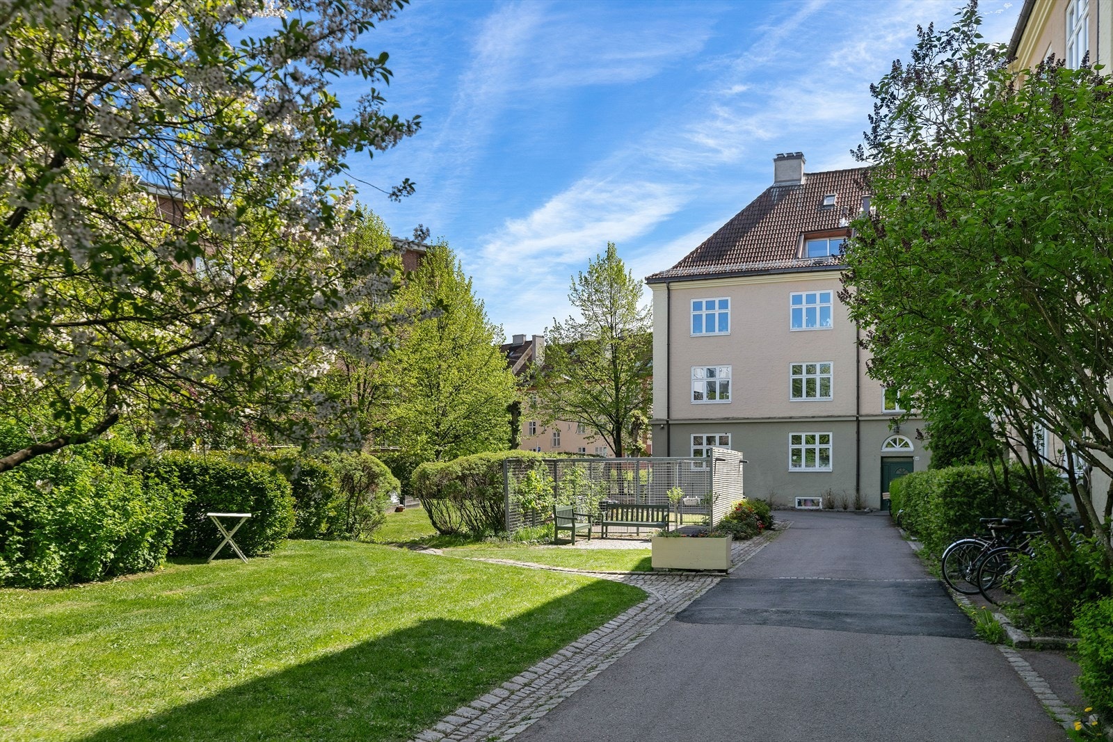 Flotte sittegrupper like utenfor leiligheten hvor naboer gjerne stopper opp for en prat Galleribilde