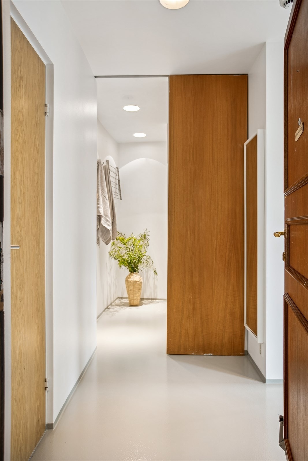Meget praktisk garderoberom med arkitekttegnet garderobe i eik, bygget i 2014, opplegg for vaskemaskin og tørketrommel. Galleribilde