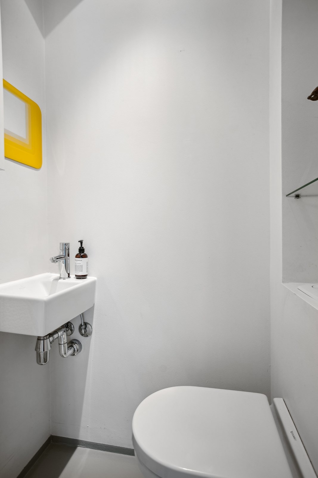 I tilknytning til entréen er det et praktisk, separat wc. Smart hylleløsning innfelt i vegg. Downlights i himling. Galleribilde