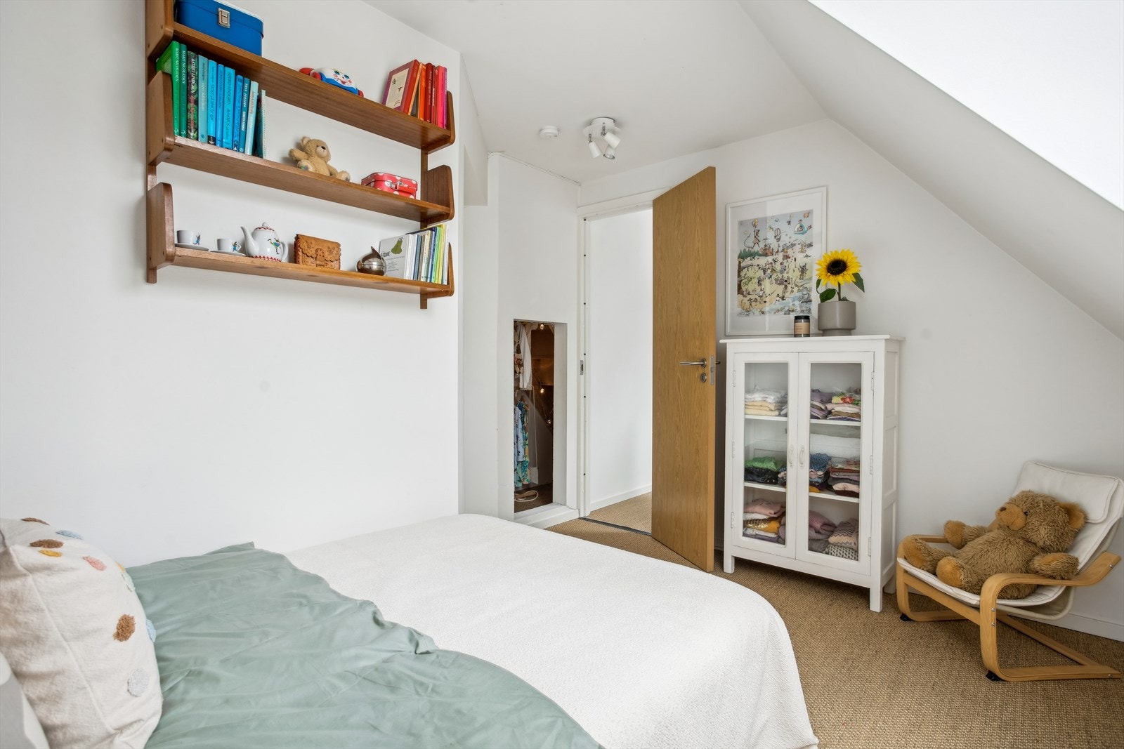 Soverommet har også et hemmelig walk-in-closet og oppbevaringsrom. Galleribilde