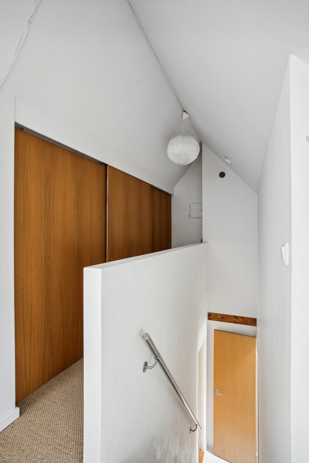 Loftsetasjen har mye oppbevaringsplass i en romslig skyvedørsgarderobe. Adkomst via trapp fra 4. etasje. Galleribilde