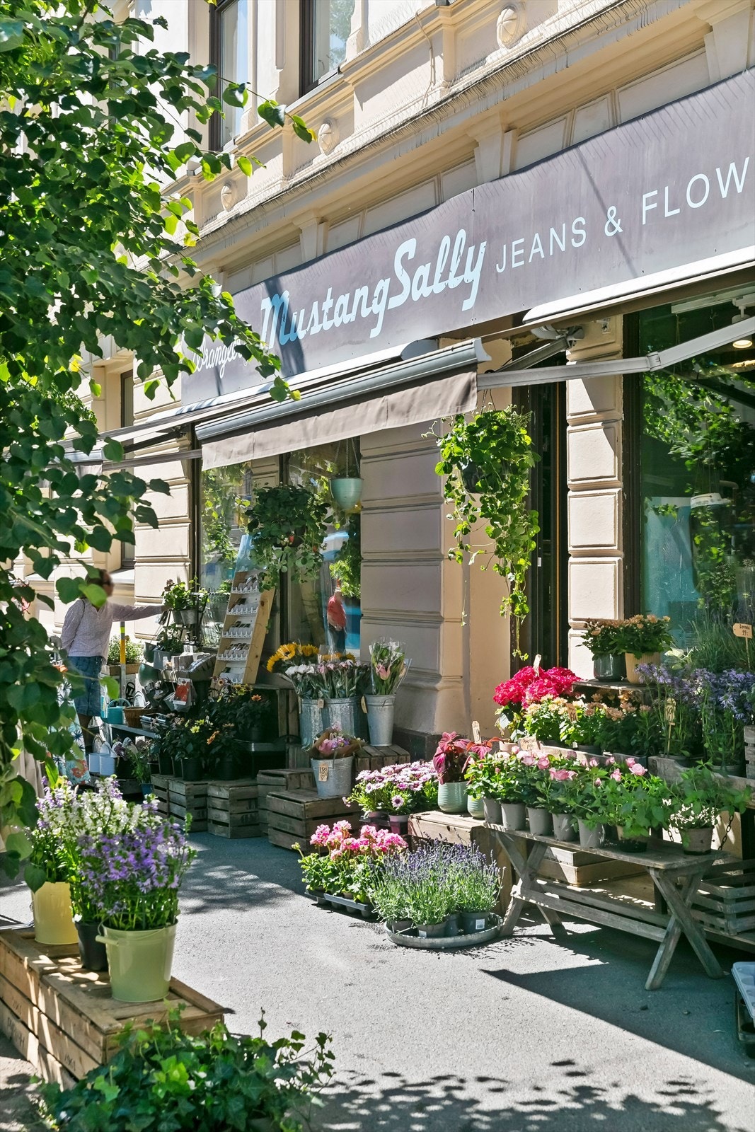 Mustang Sally har en kombinert og unik blomster-/klesbutikk. Galleribilde