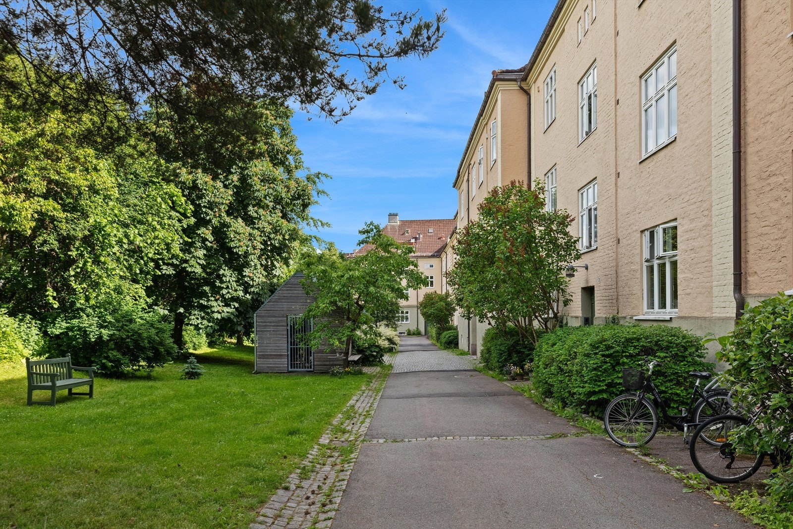 Langgården er en veletablert og populær bygård i Torshovbyen som man sjelden flytter bort fra; mange flytter heller internt. Galleribilde