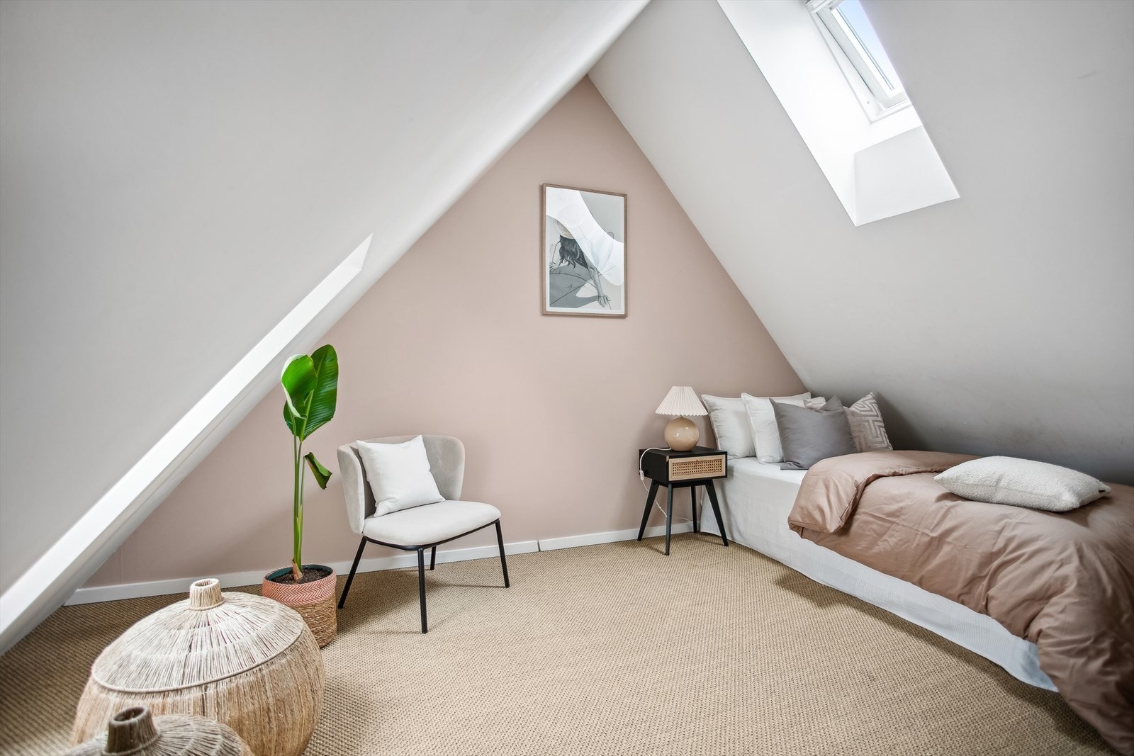 Lys og romslig loftsetasje som benyttes som soverom av eier. Rommet har en romslig skyvedørsgarderobe med innredning Galleribilde
