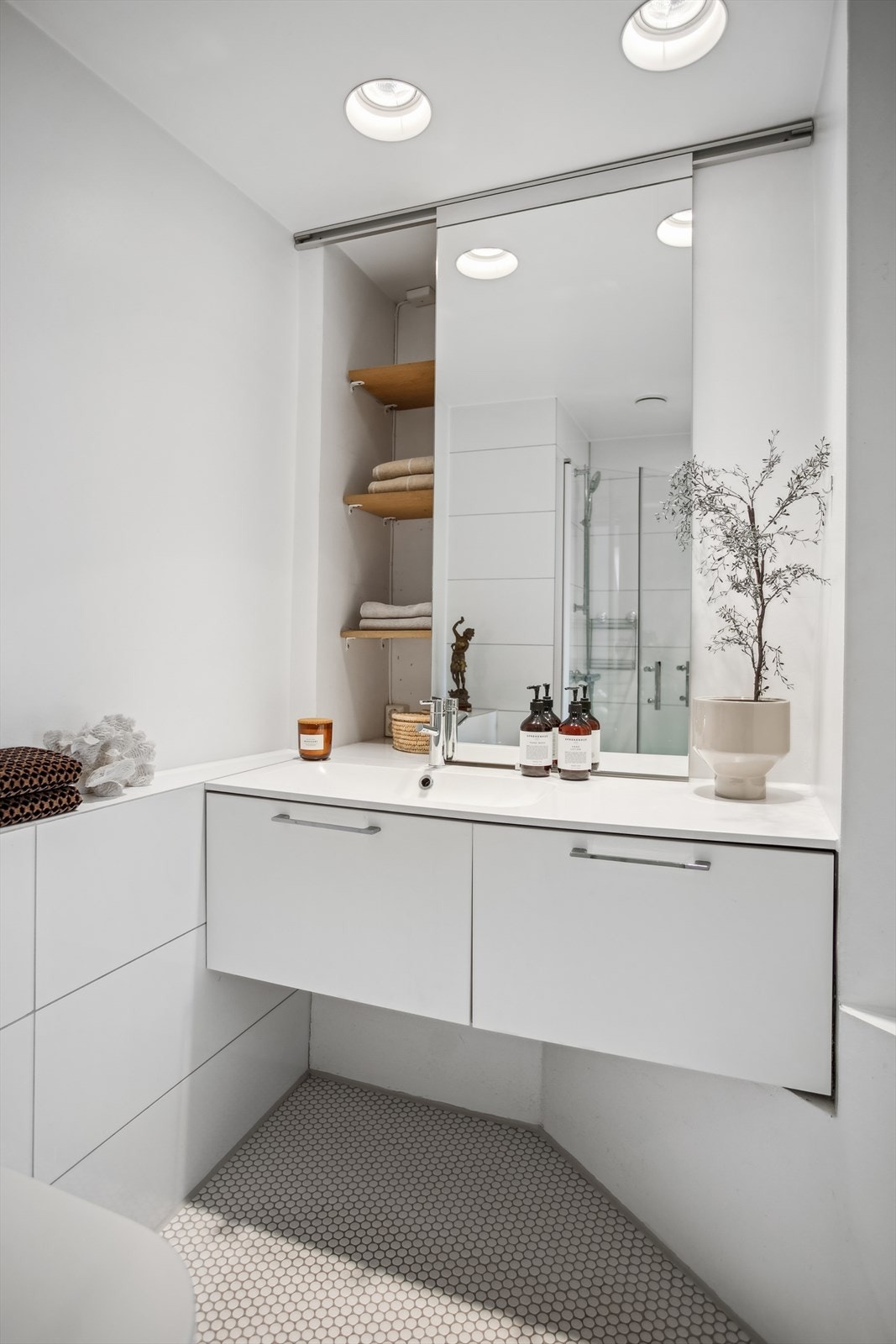 I hovedbadeværelset i 4. etasje finnes en integrert hylleløsning bak speilglass på skinne, med mye oppbevaringsplass. Galleribilde