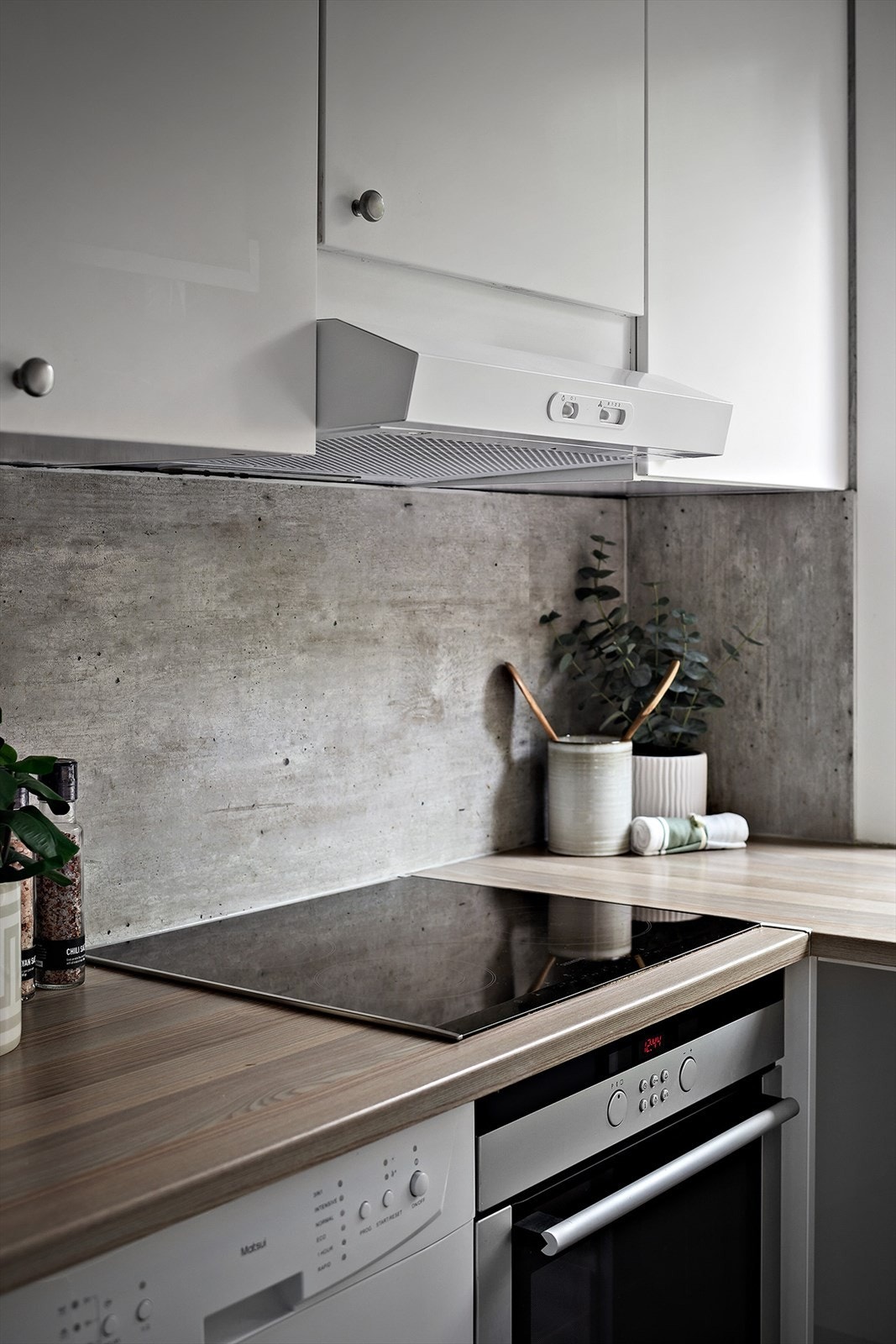 Integrert i kjøkkeninnredningen er platetopp, stekeovn, oppvaskmaskin og kjøl/frys Galleribilde