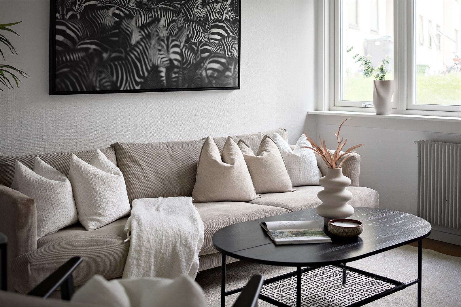 I stuen har du god plass til sofagruppe samt tilhørende medie og oppbevaringsmøblement Galleribilde