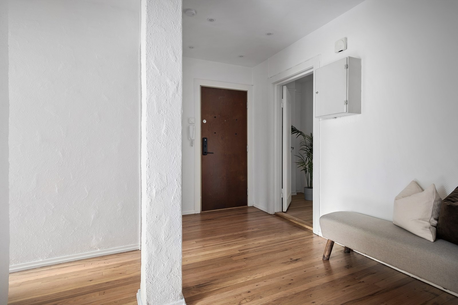 Romslig entré med god plass til ulike oppbervaringsmuligheter. Velkommen til visning! Galleribilde