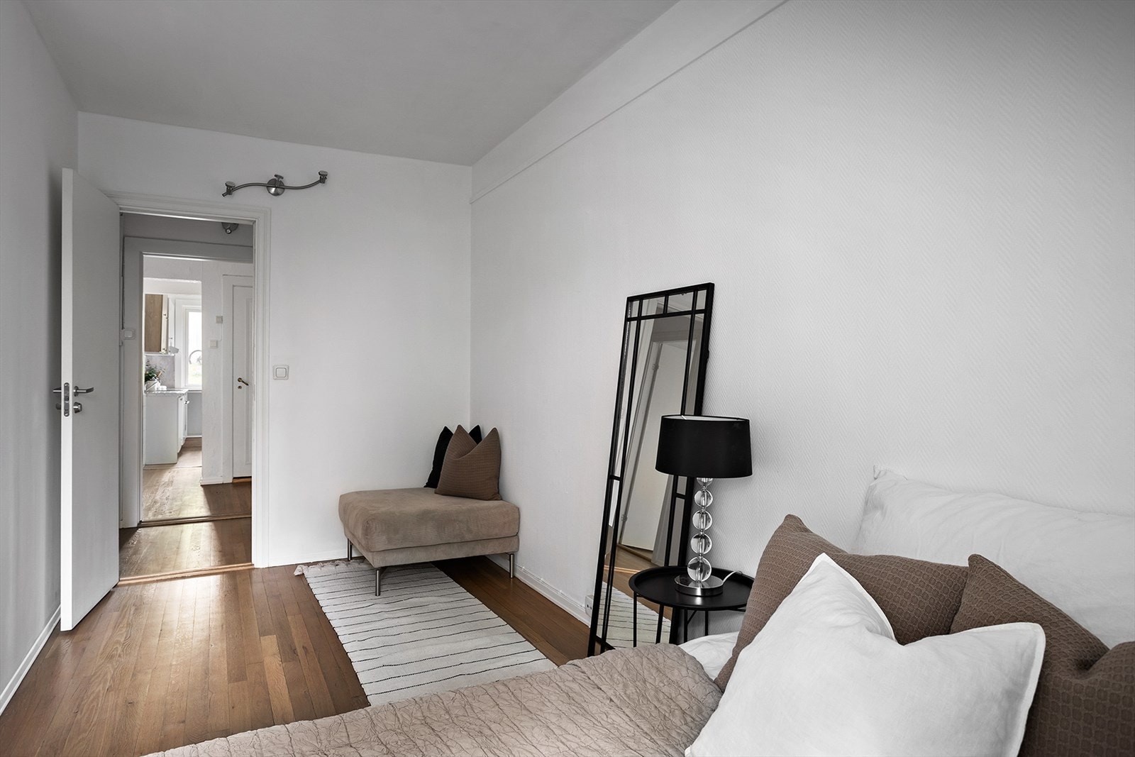 Mulighet for å lage en kontorplass med skrivebord Galleribilde