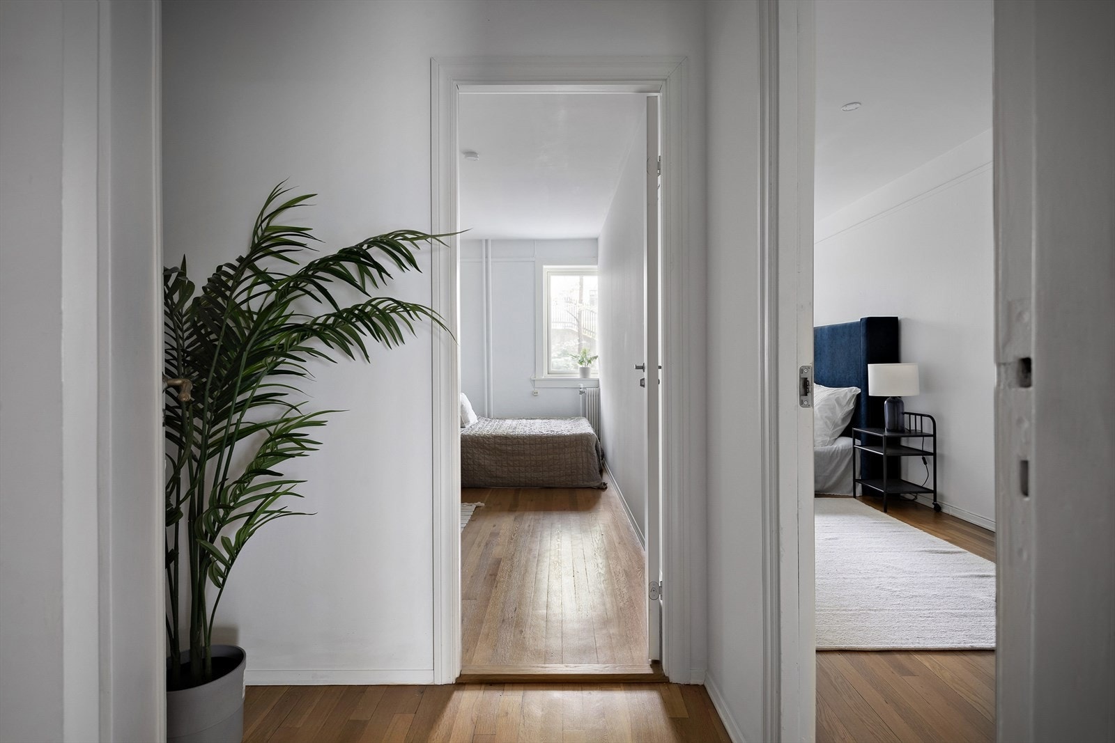 To av boligens soverom sett fra entréen Galleribilde