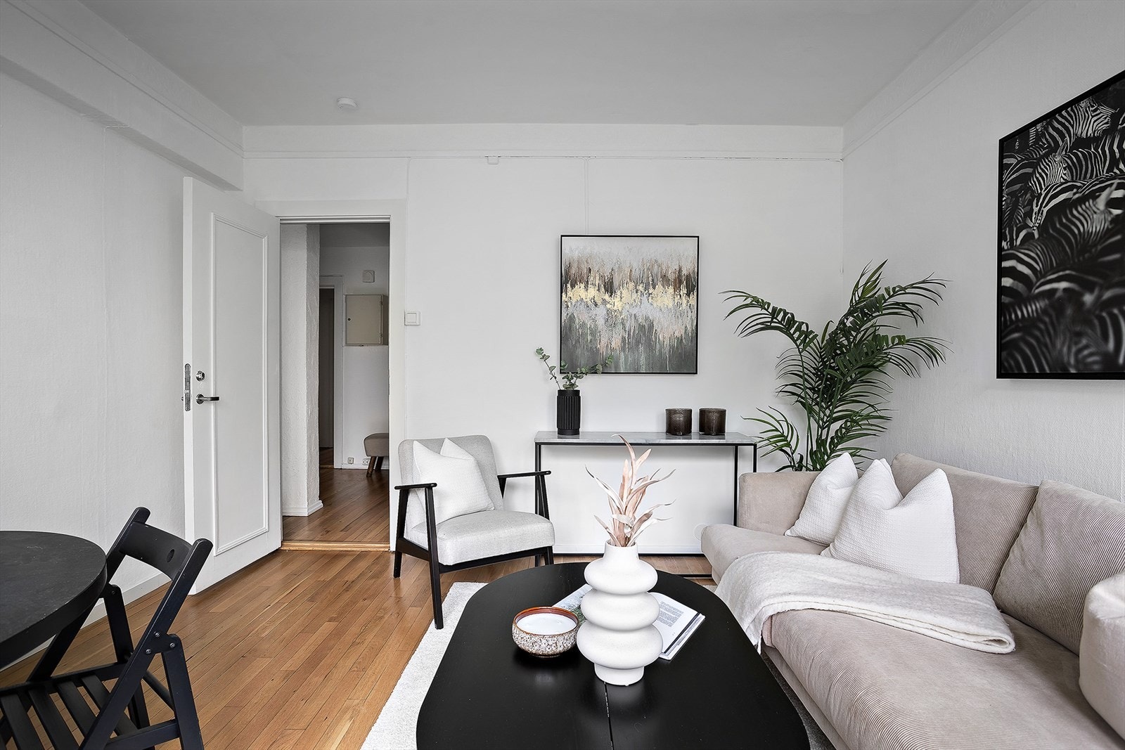 De store vinduene bidrar til masse dagslys og en behagelig romfølelse Galleribilde