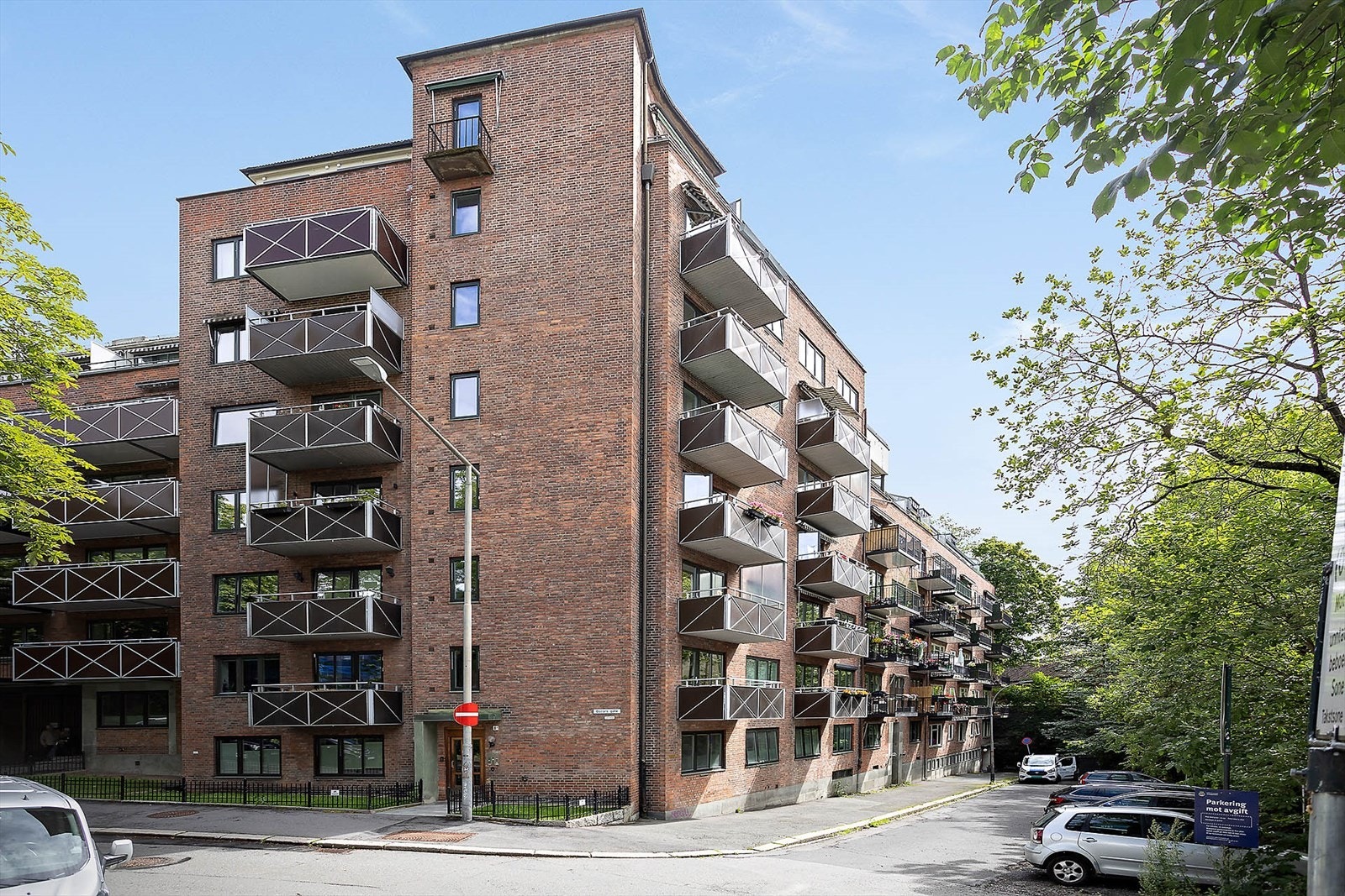 Beliggende bak Slottet i den klassiske teglsteinsgården parallelt med Parkveien, har gaten en sentral og eksklusiv beliggenhet Galleribilde