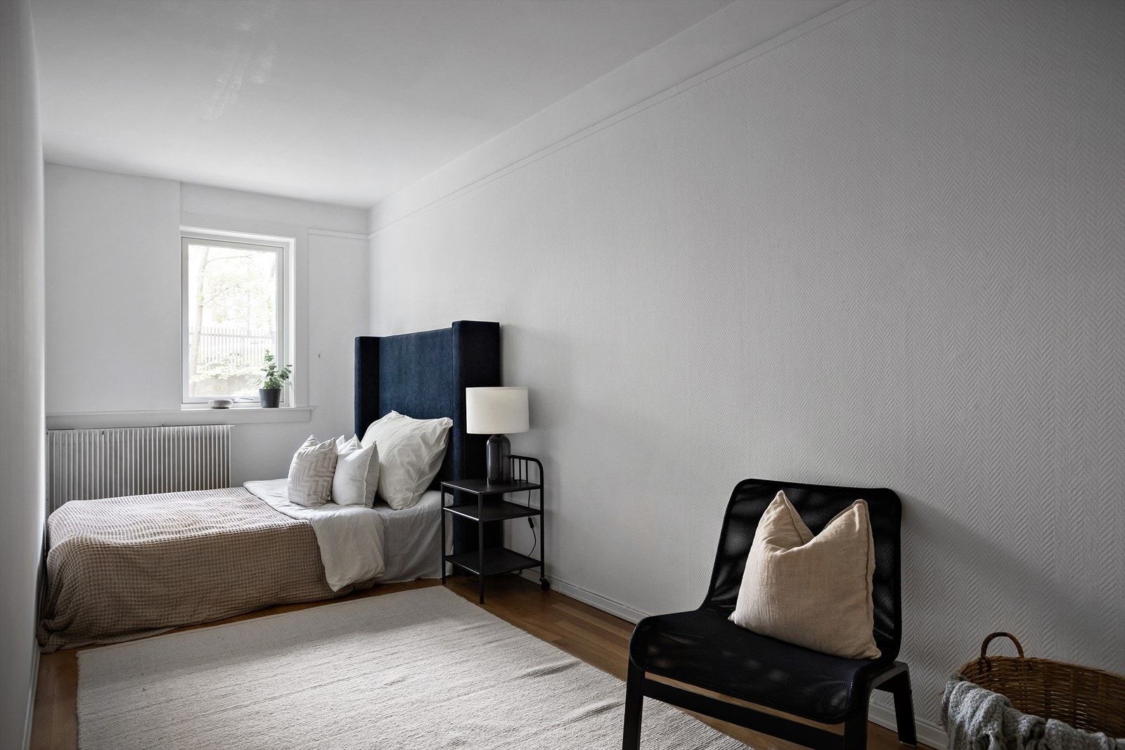 Hovedsoverommet har god plass til dobbeltseng og nattbord Galleribilde