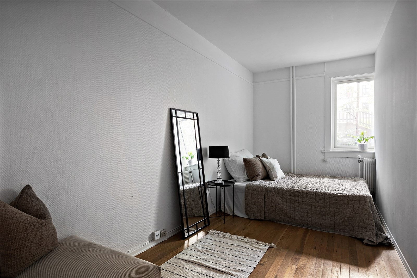 Soverom 2 er også av god størrelse og er vendt ut mot rolig enveiskjørt gate Galleribilde